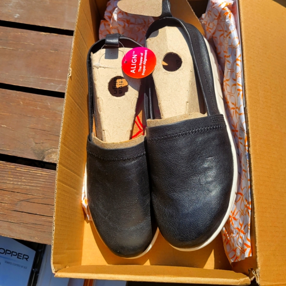Comfortiva black leather flats